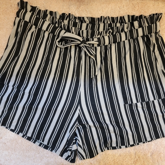 Torrid Paperbag Ponte Tan & Black Stripe Shorts Women's Plus Size 1 1X or 14/16 - Picture 6 of 10